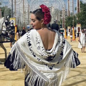 Mantón marfil bordado negro